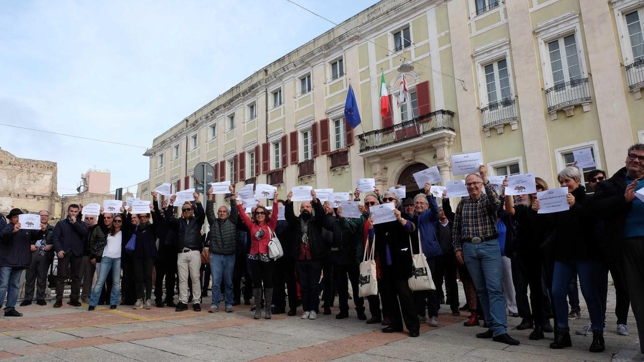 Il flash mob dei giornalisti in piazza Palazzo (foto Mario Rosas)
