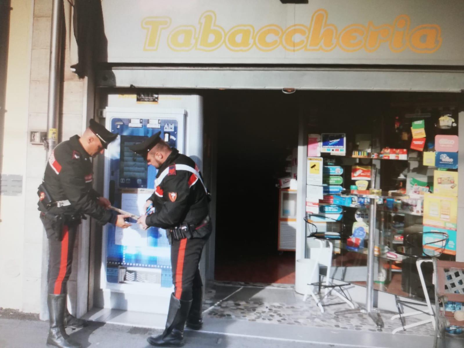 I carabinieri notificano l'ordinanza 