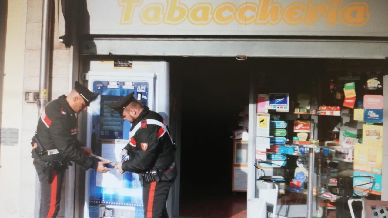 I carabinieri notificano l'ordinanza