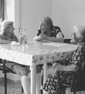Accanto, anziane a Villa Serena; a destra, una veduta dell’ospedale in viale Alfieri