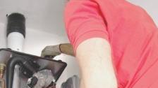 Un tecnico al lavoro per la revisione di una caldaia