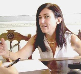 A sinistra Luisa Azzena e, sotto, l’ingresso del Consorzio dal Lungarno; qui accanto cittadini in in fila per pagare le tasse