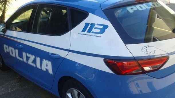 Modena, aggredito e ferito da tre ladri sulle scale di casa in via Morane