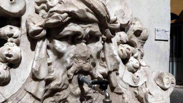 Il caso della fontana del Ponte che perde acqua e rovina il marmo