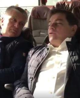 Fa discutere la superfesta con sketch sull’autobus tra senatore e sindaco