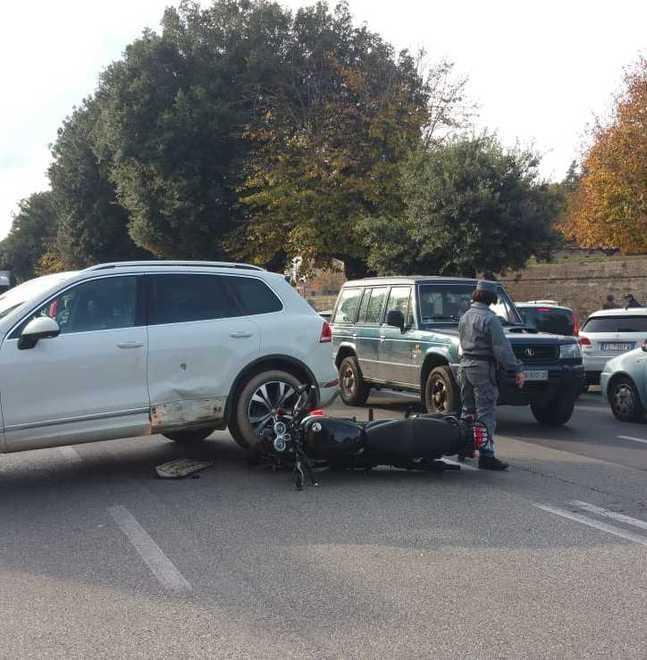 Ritorna ai domiciliari dopo i calci agli agenti 