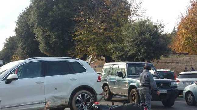 Ritorna ai domiciliari dopo i calci agli agenti