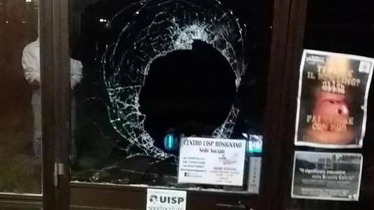 Ladri nella sede della Uisp sfondano la porta con una pietra