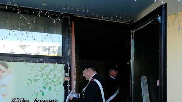 Centro benessere a luci rosse scatta il blitz dei carabinieri
