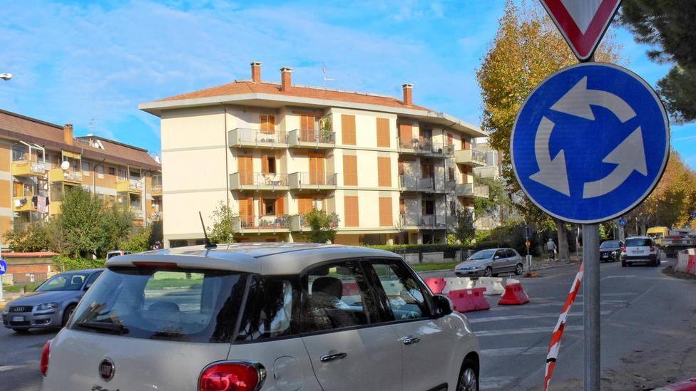 La rotatoria di via Senese si allarga di un metro e mezzo