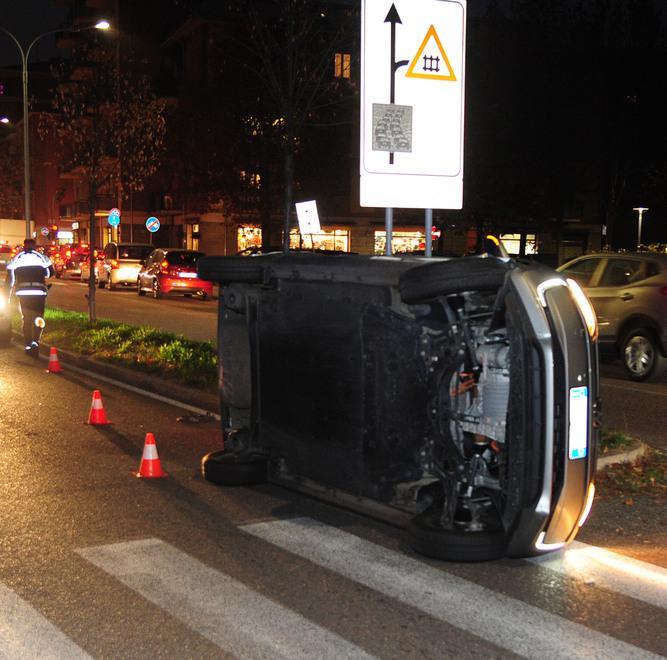 Auto finisce su un fianco Illesi donna e due bimbi