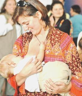 Una mamma che allatta