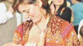 Una mamma che allatta