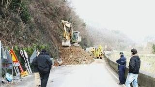 Il primo intervento su via Mammianese all’indomani della frana