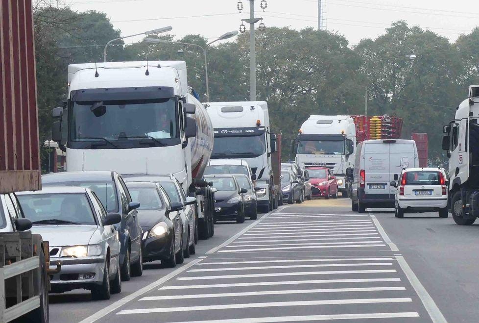 Code di chilometri in strada per il senso unico alternato 