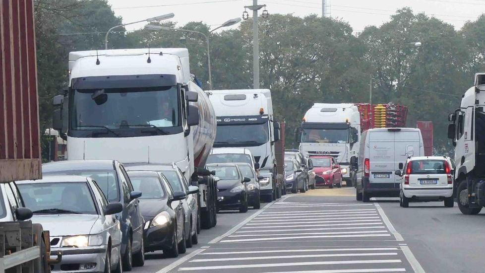 Code di chilometri in strada per il senso unico alternato
