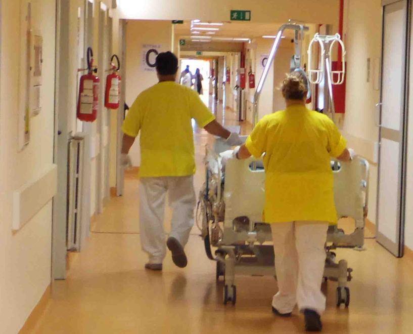 Tagliato il contributo per dimissioni difficili: «Ospedali più intasati» 