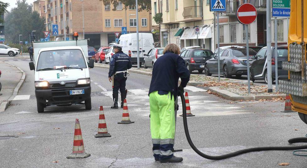 Asfalto scivoloso Una ragazzina ferita e traffico impazzito