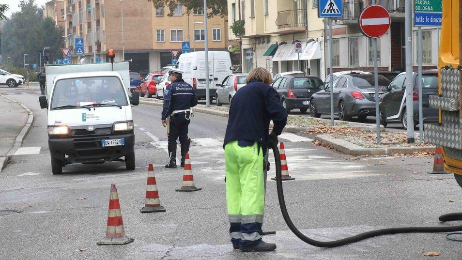 Asfalto scivoloso Una ragazzina ferita e traffico impazzito