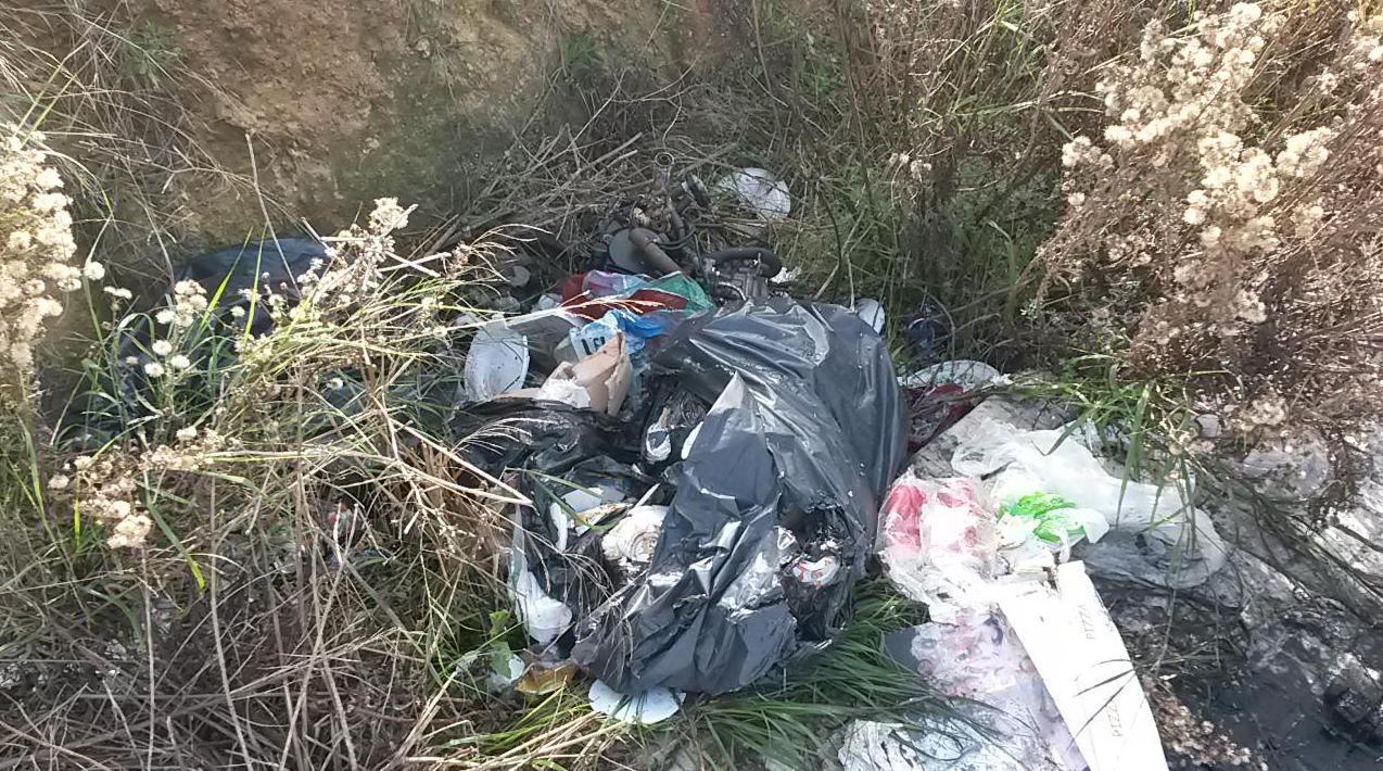 Una discarica in via Falcone-Borsellino 
