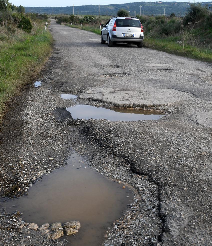 Milis, la provinciale 17 fa paura solo a vederla 