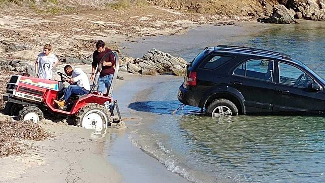 Un Suv Mercedes in mare a Terrata