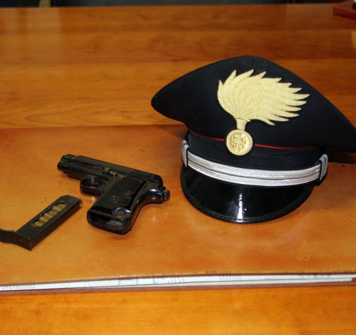 Minaccia il marito con la pistola «Mostrami il cellulare o sparo» 