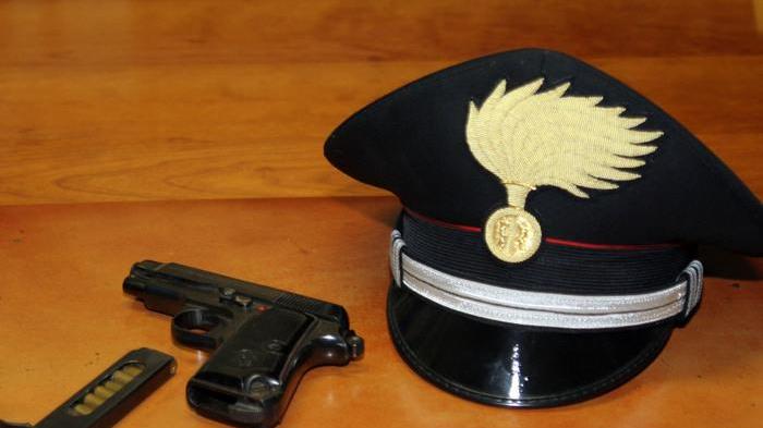 Minaccia il marito con la pistola «Mostrami il cellulare o sparo»