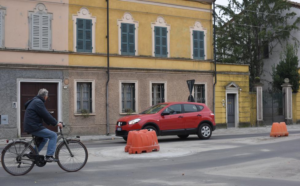 Via Pieve, i commercianti si lamentano «Lavori troppo lunghi e siamo senza luce» 