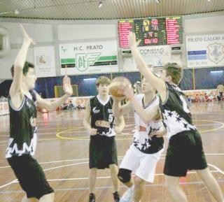 Una partita di basket giovanile