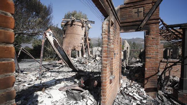 California, le vittime degli incendi salgono a 50 