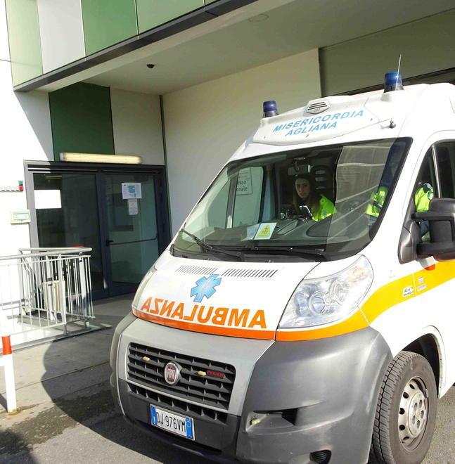 Ambulanza al pronto soccorso dell’ospedale di Pistoia (foto Gori)