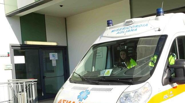 Ambulanza al pronto soccorso dell’ospedale di Pistoia (foto Gori)