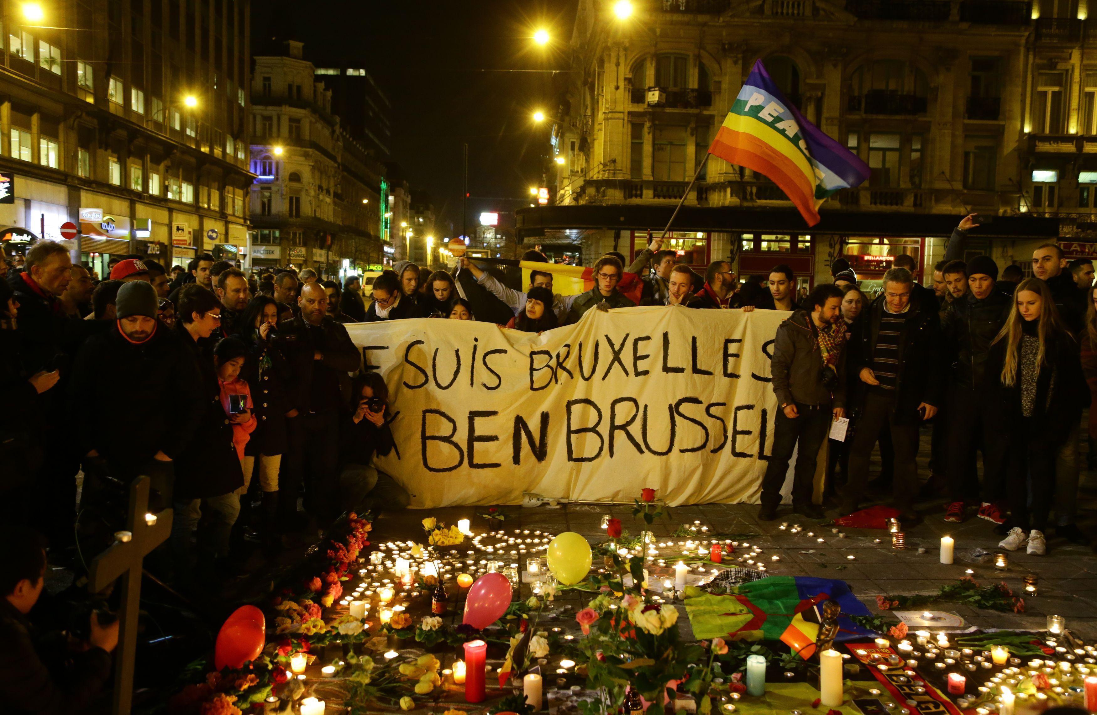 Una manifestazione in memoria delle vittime degli attentanti Isis a Bruxelles
