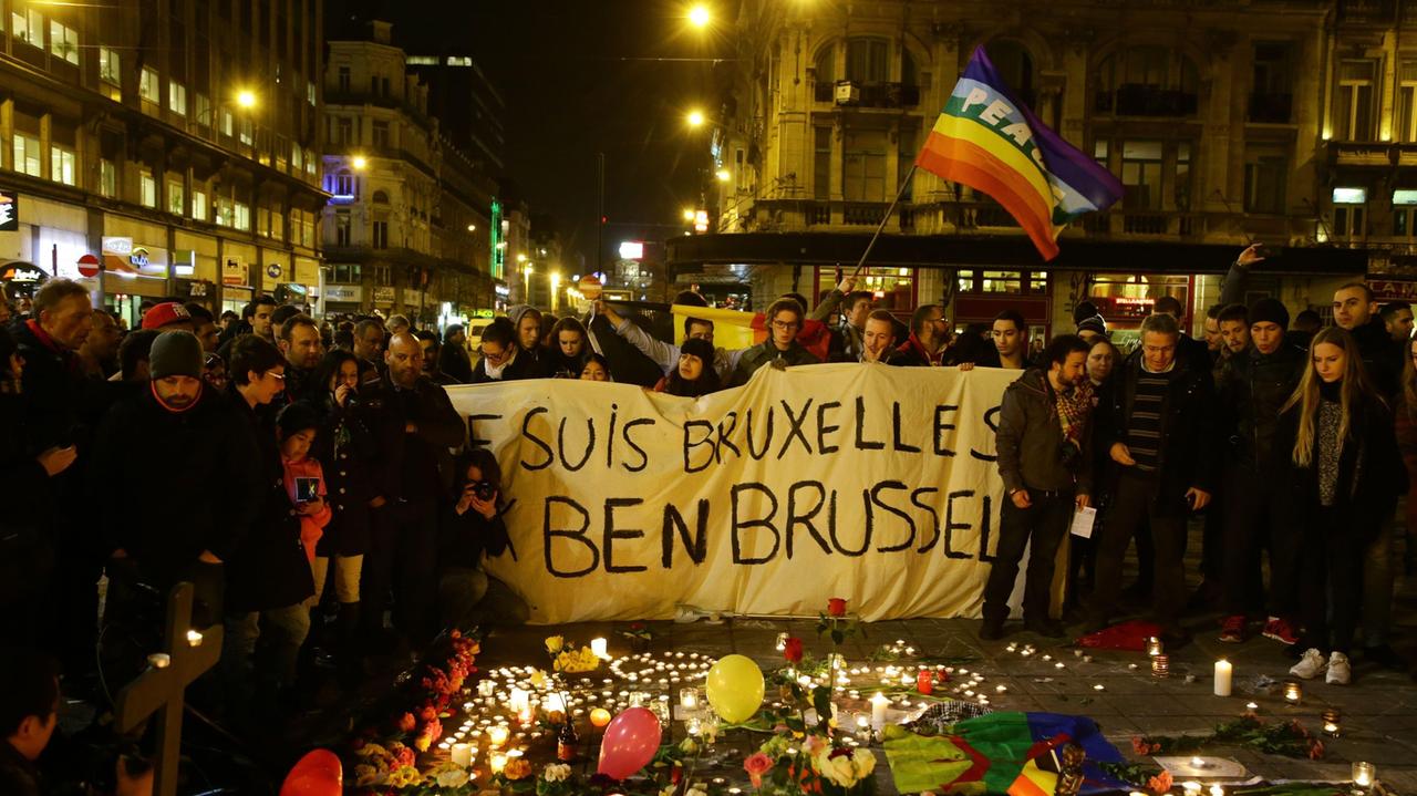 Una manifestazione in memoria delle vittime degli attentanti Isis a Bruxelles