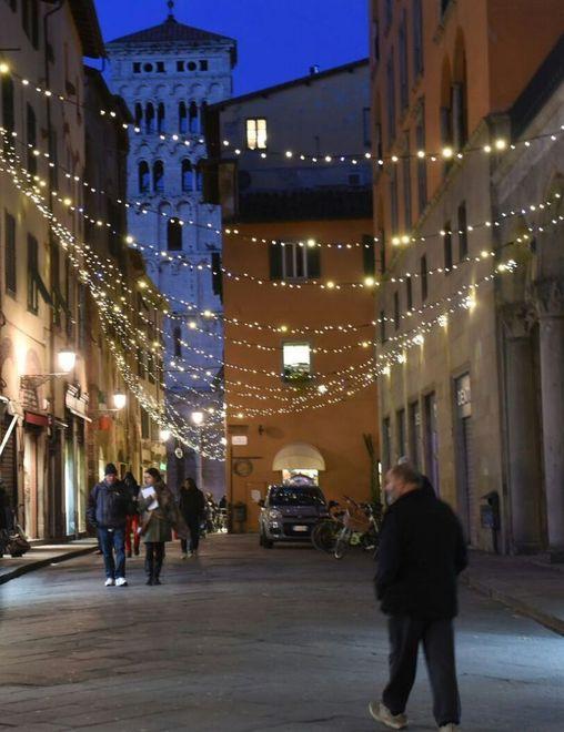 Arrivano le luci di Natale ma solo nelle vie virtuose 