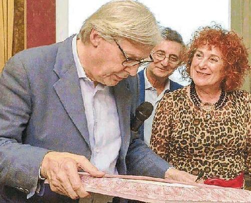 Vittorio Sgarbi osserva l'opera di Marilena Bianchi 