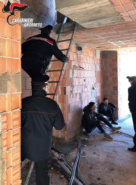 Un momento dell'ispezione dei carabinieri negli edifici abbandonati in via dei Berberi 