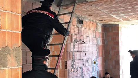 Un momento dell'ispezione dei carabinieri negli edifici abbandonati in via dei Berberi