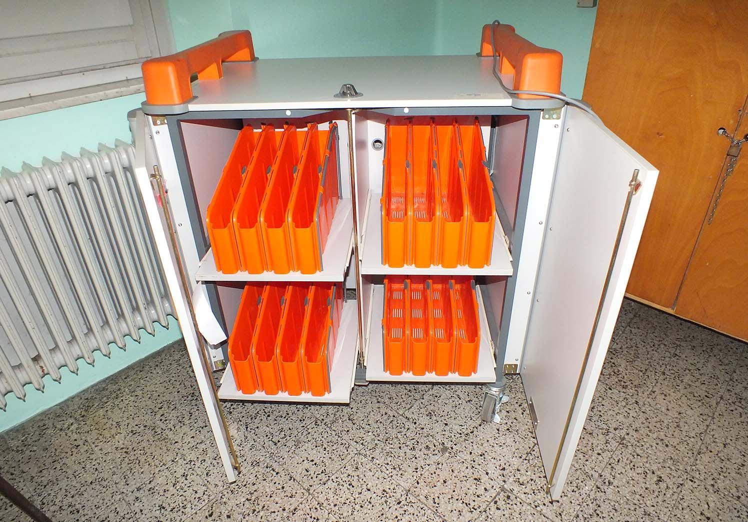 L'armadio contenente una ventina di notebook in carica svuotato alla scuola media (foto Paolo Barlettani)