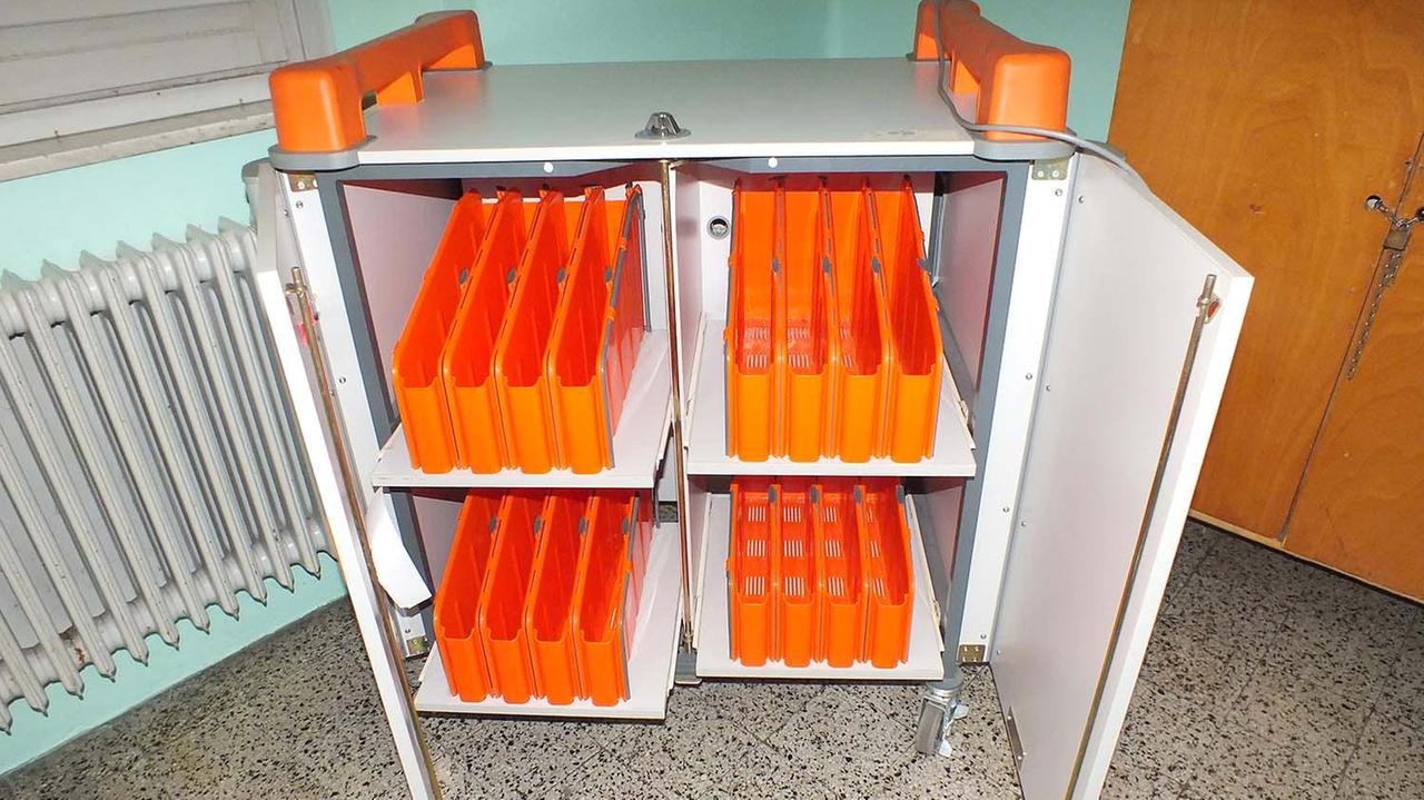 L'armadio contenente una ventina di notebook in carica svuotato alla scuola media (foto Paolo Barlettani)