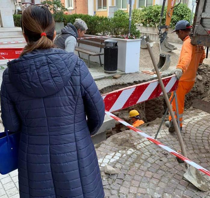 Dagli scavi spuntano due muri, sospeso l’intervento in piazza 