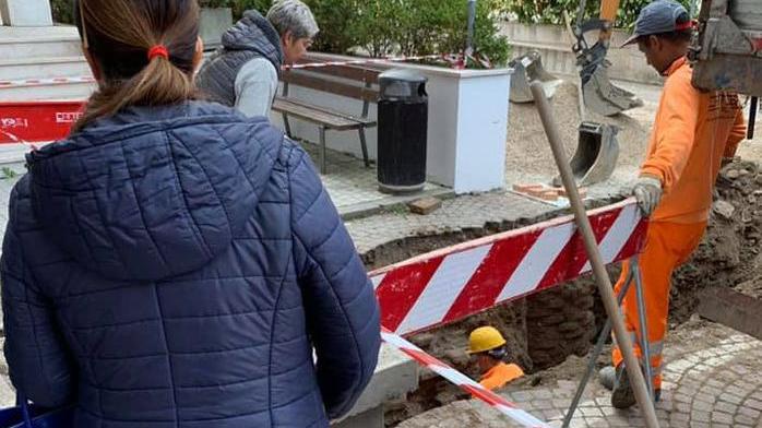 Dagli scavi spuntano due muri, sospeso l’intervento in piazza
