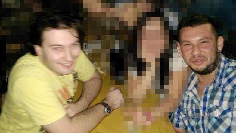 Gli ha sparato alla testa, poi alle gambe dopo avergli abbassato i pantaloni