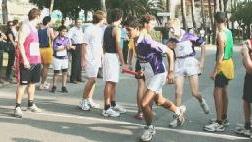 Un momento della staffetta del palio di Santa Teresa: alla fine vincerà il rione Poggi Paoli