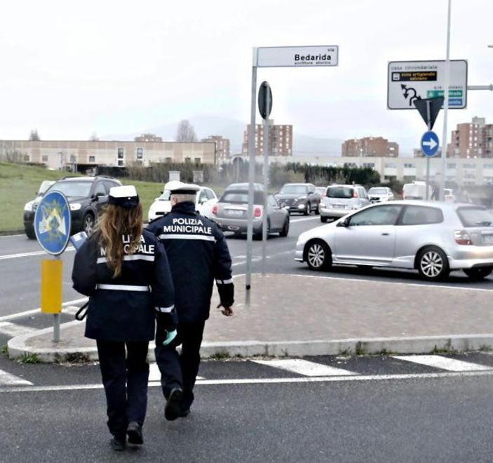 I rilievi della polizia municipale dopo l’incidente