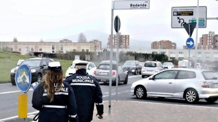 I rilievi della polizia municipale dopo l’incidente