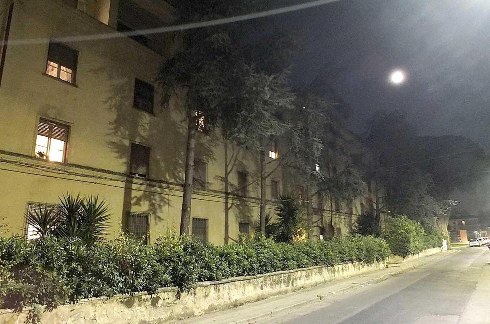 Violentata e rinchiusa nella casa occupata con i vicini che hanno fatto finta di nulla 