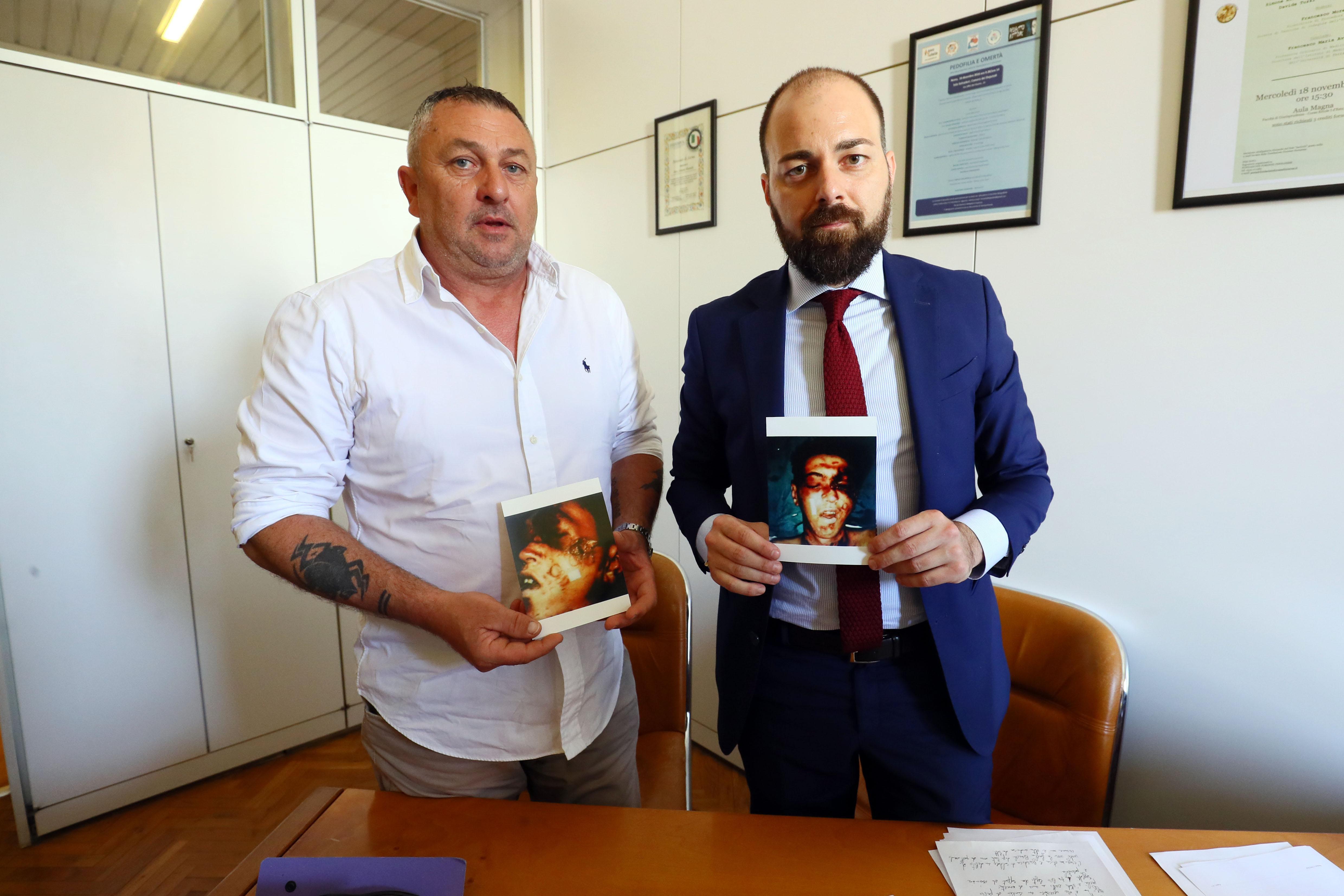 Il fratello Luca e l'avvocato Bianchi mostrano il volto di Willy Branchi dopo l'omicidio