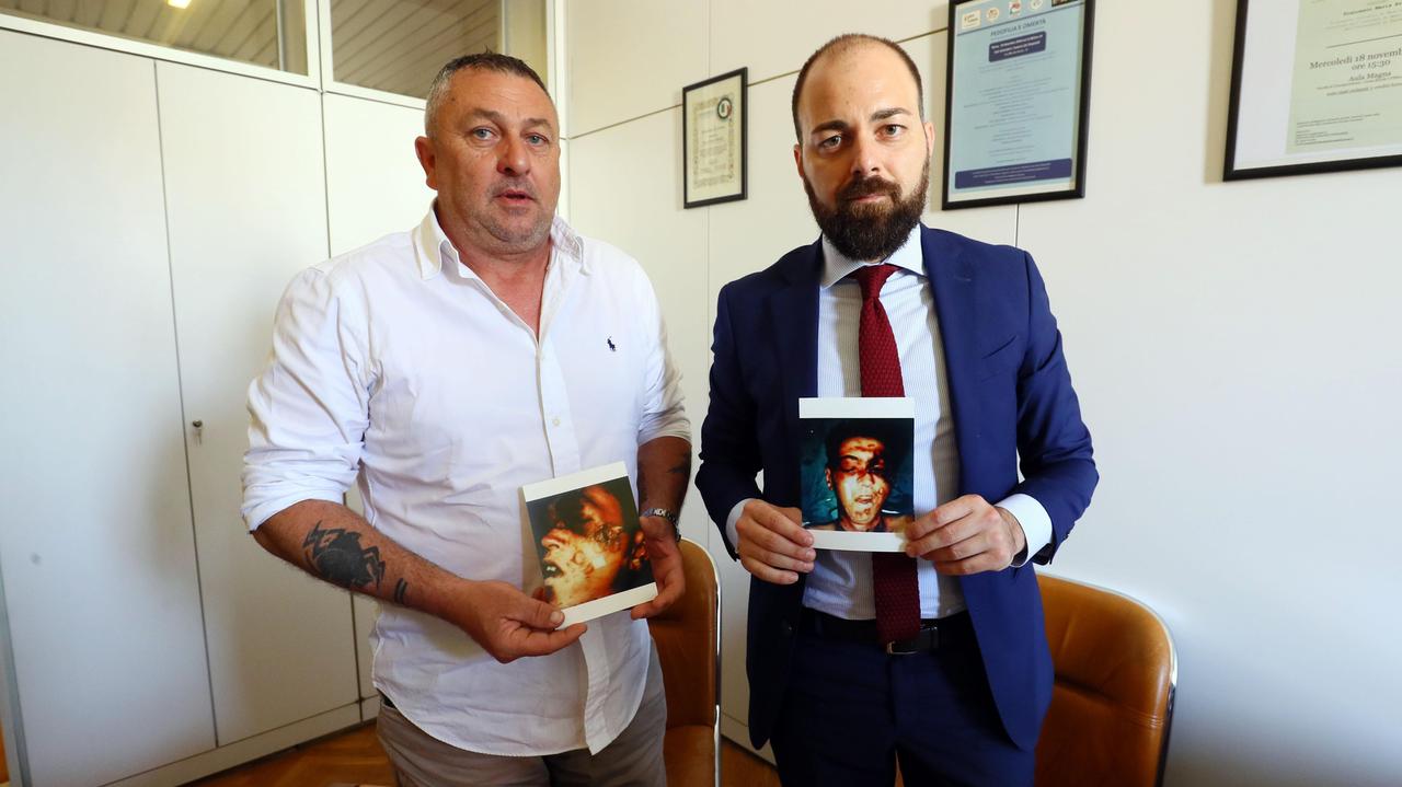 Il fratello Luca e l'avvocato Bianchi mostrano il volto di Willy Branchi dopo l'omicidio